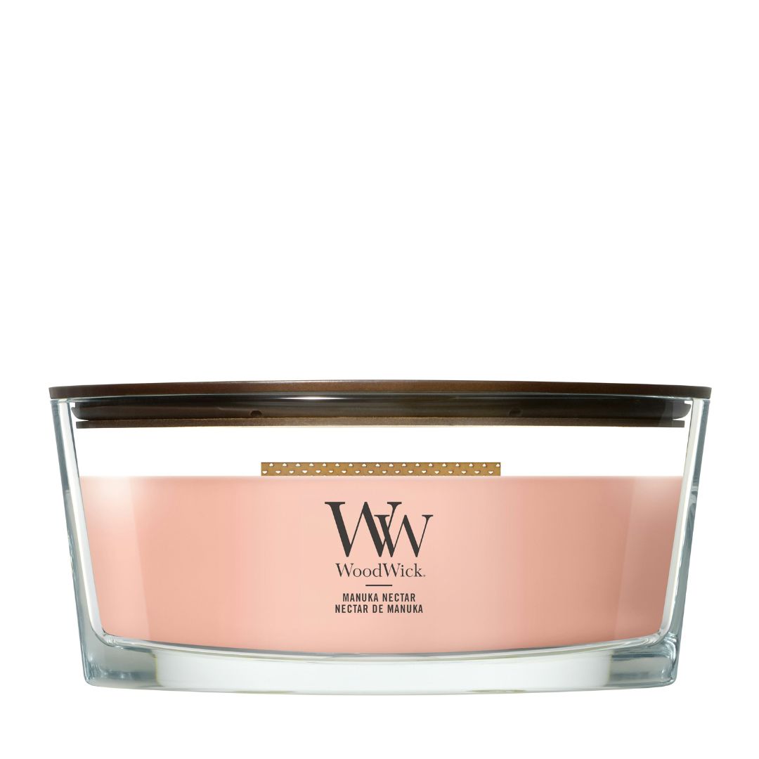 Candela WoodWick Manuka Nectar Ellipse in vaso di vetro con coperchio in legno.