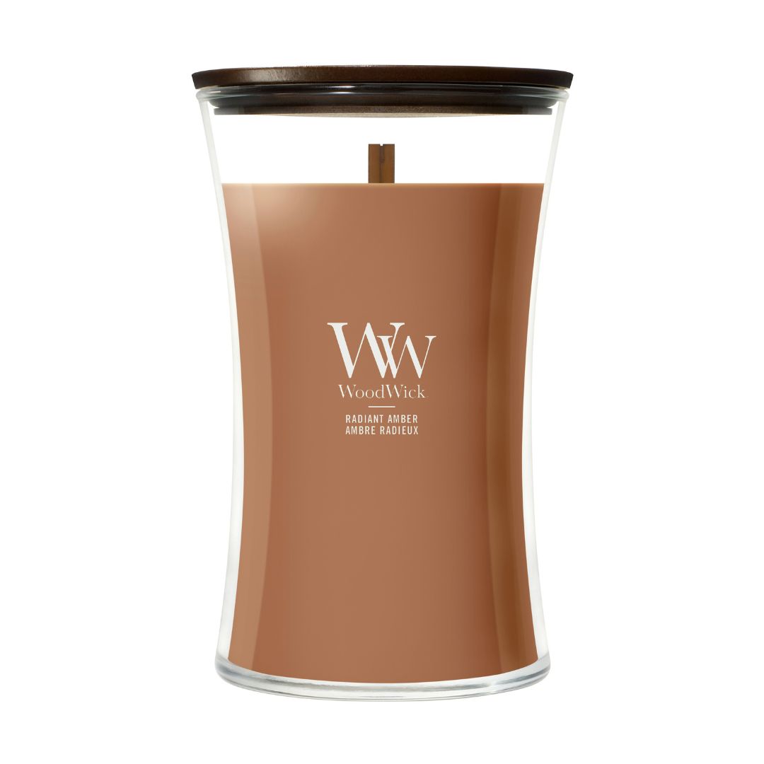 Candela WoodWick Radiant Amber grande in vaso di vetro con coperchio in legno.