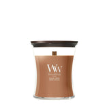 Candela WoodWick Radiant Amber media in vaso di vetro con coperchio in legno.