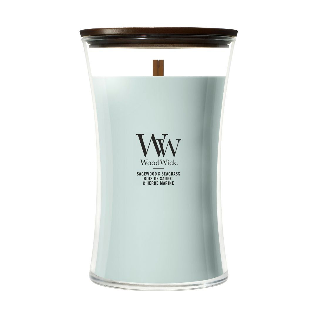 Candela WoodWick Sagewood & Seagrass grande in vaso di vetro con coperchio in legno.