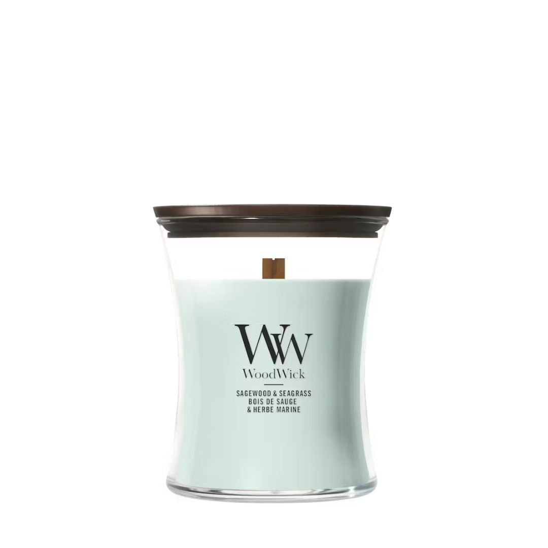 Candela WoodWick Sagewood & Seagrass media in vaso di vetro con coperchio in legno.
