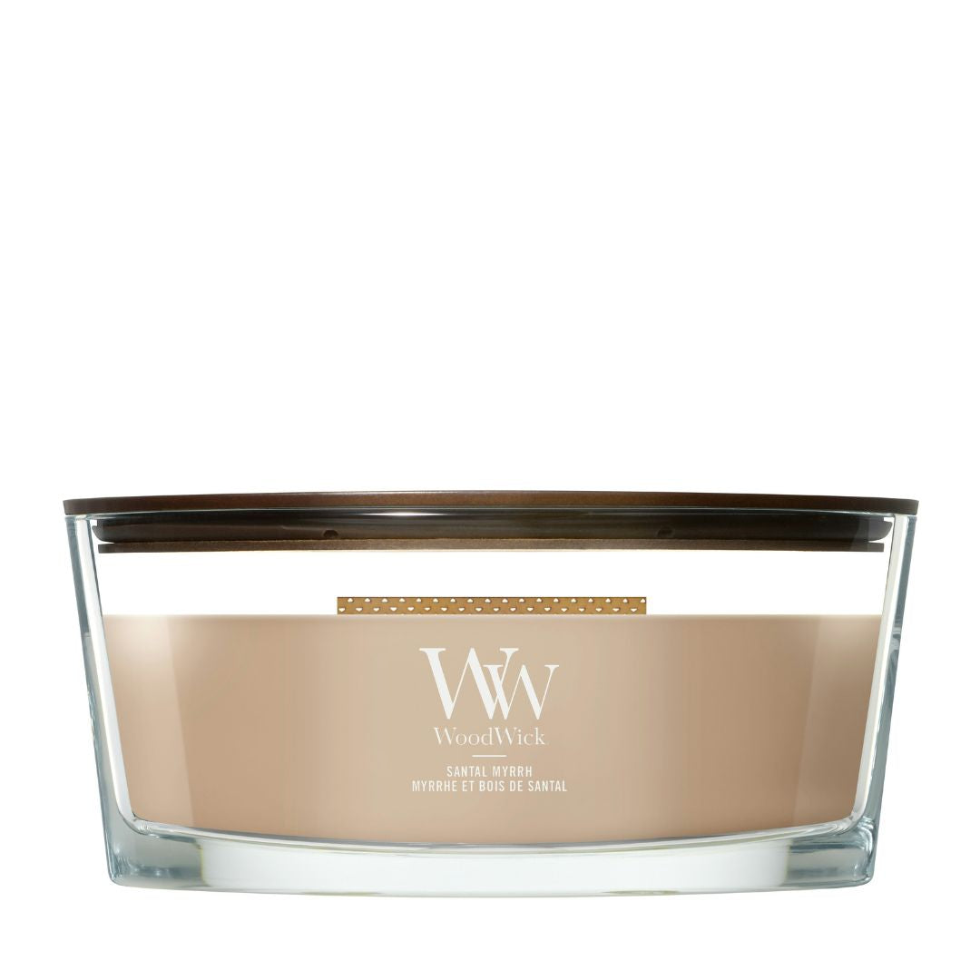Candela WoodWick Santal Myrrh Ellipse in vaso di vetro con coperchio in legno.