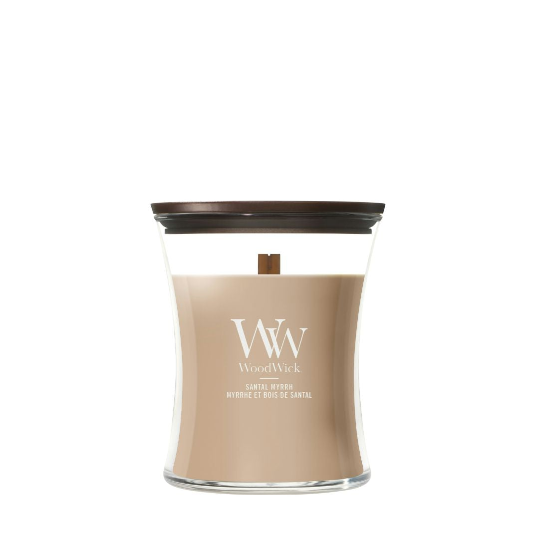 Candela WoodWick Santal Myrrh media in vaso di vetro con coperchio in legno.