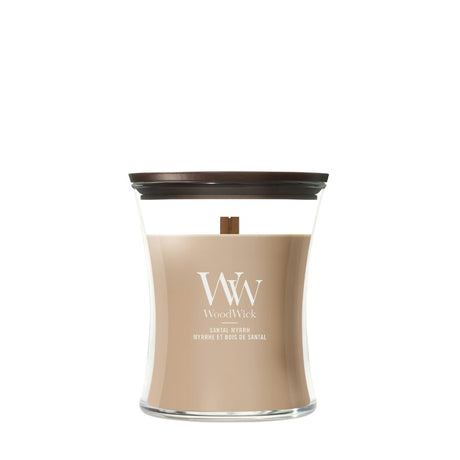 Candela WoodWick Santal Myrrh media in vaso di vetro con coperchio in legno.