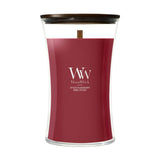 Candela WoodWick Spiced Blackberry grande in vaso di vetro con coperchio in legno.