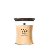 Candela WoodWick Tangerine & Citron media in vaso di vetro con coperchio in legno.