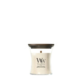 Candela WoodWick Vanilla & Sea Salt piccola in vaso di vetro con coperchio in legno.