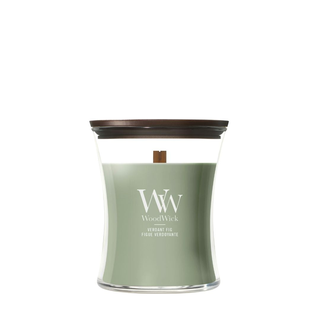Candela WoodWick Verdant Fig media in vaso di vetro con coperchio in legno.