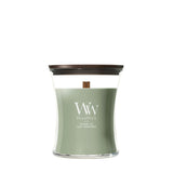 Candela WoodWick Verdant Fig media in vaso di vetro con coperchio in legno.
