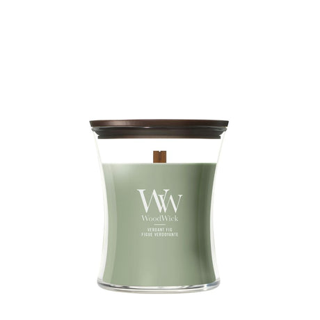 Candela WoodWick Verdant Fig media in vaso di vetro con coperchio in legno.