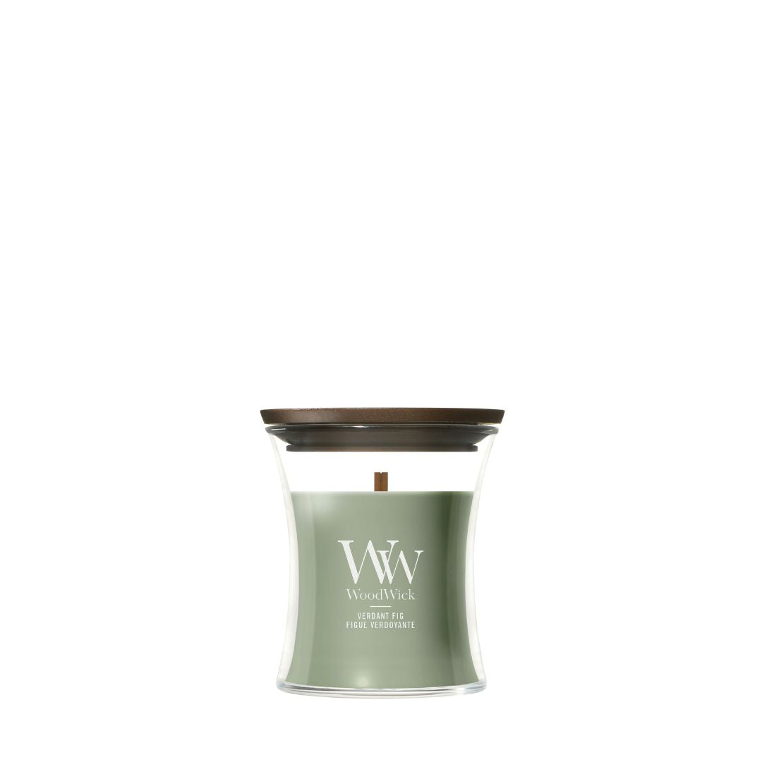 Candela WoodWick Verdant Fig piccola in vaso di vetro con coperchio in legno.