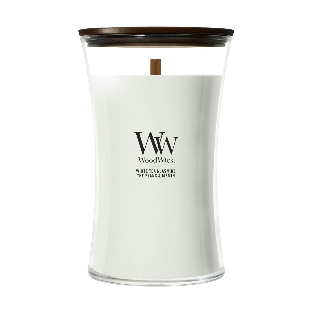 Candela WoodWick White Tea & Jasmine grande in vaso di vetro con coperchio in legno.