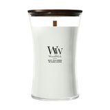 Candela WoodWick White Tea & Jasmine grande in vaso di vetro con coperchio in legno.