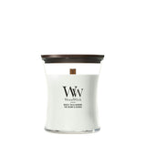 Candela WoodWick White Tea & Jasmine media in vaso di vetro con coperchio in legno.