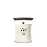 Candela WoodWick White Teak media in vaso di vetro con coperchio in legno.