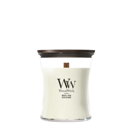 Candela WoodWick White Teak media in vaso di vetro con coperchio in legno.