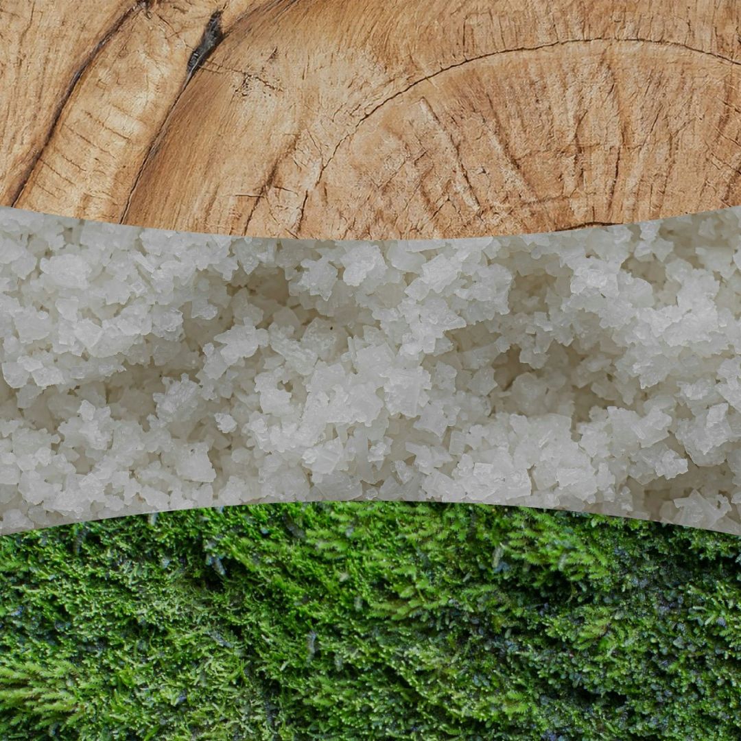Collage con legno chiaro, cristalli di sale e muschio verde che richiamano la profumazione della candela.