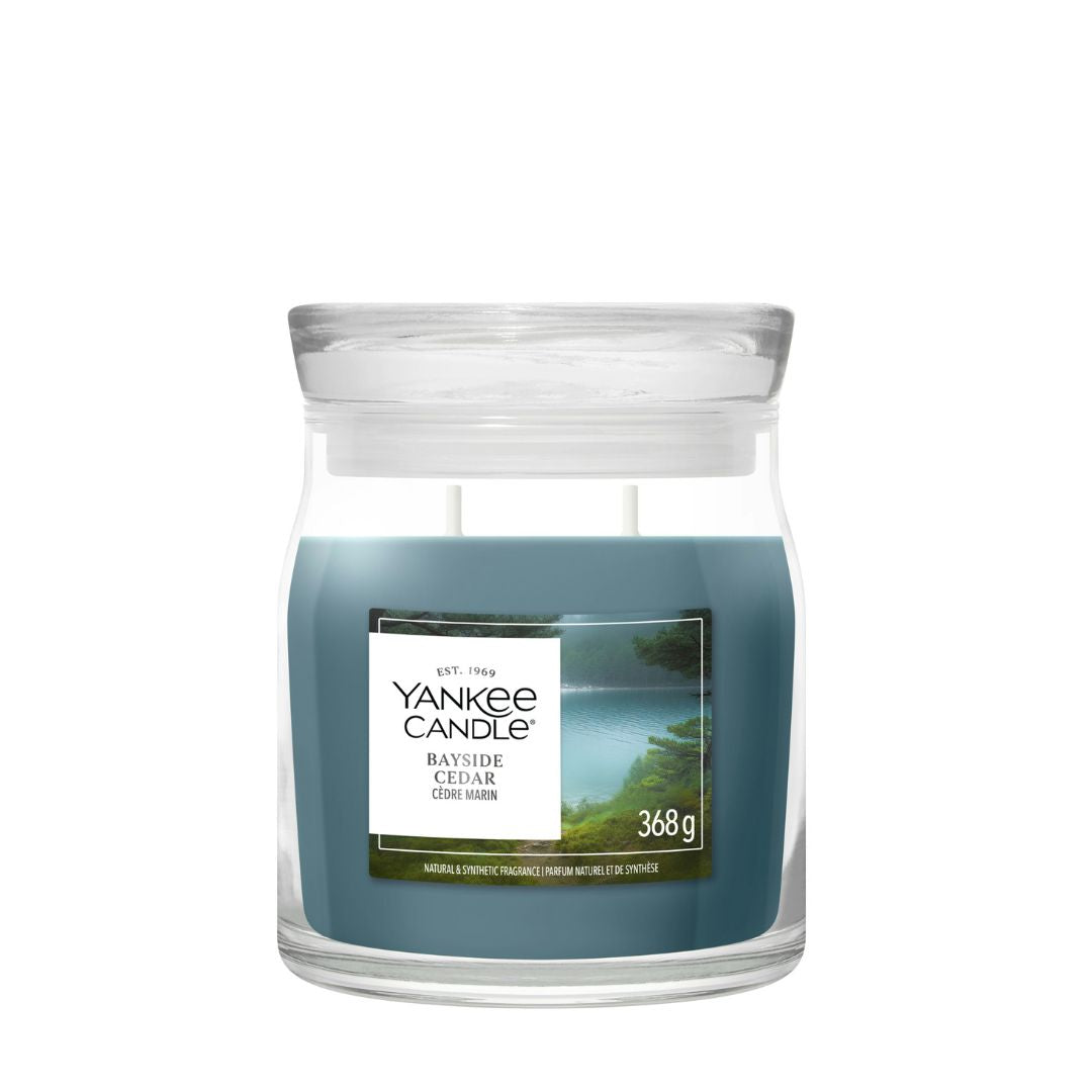 Candela Yankee Candle Bayside Cedar media in giara di vetro.