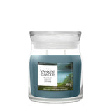 Candela Yankee Candle Bayside Cedar media in giara di vetro.