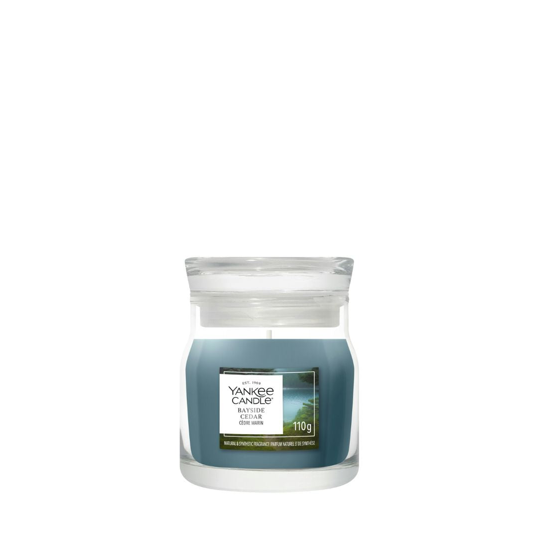 Candela Yankee Candle Bayside Cedar piccola in giara di vetro.