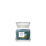 Candela Yankee Candle Bayside Cedar piccola in giara di vetro.