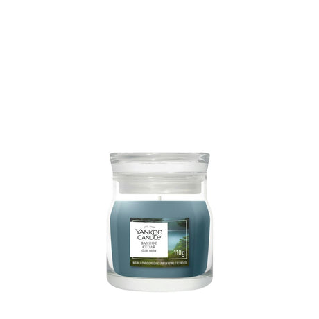 Candela Yankee Candle Bayside Cedar piccola in giara di vetro.