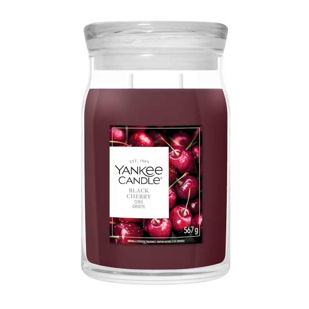 Candela Yankee Candle Black Cherry grande in giara di vetro con etichetta frontale.