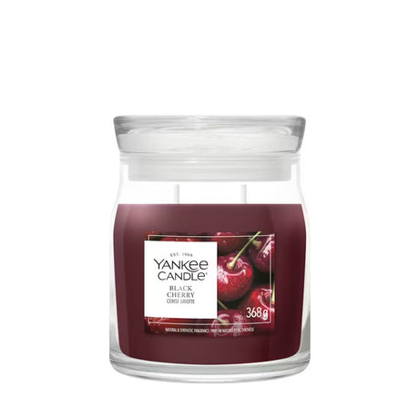 Candela Yankee Candle Black Cherry media in giara di vetro con etichetta frontale.