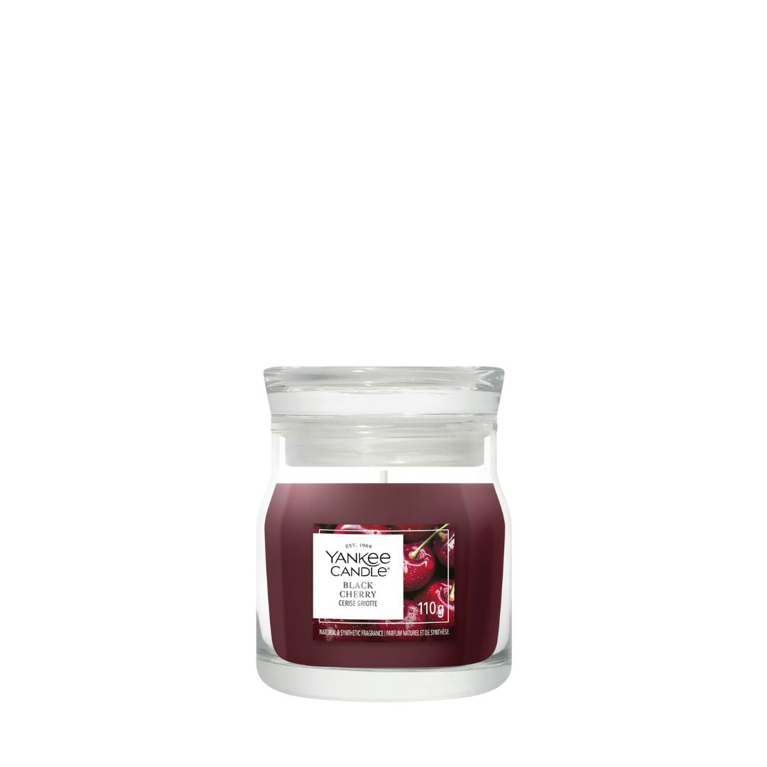 Candela Yankee Candle Black Cherry piccola in giara di vetro con etichetta frontale.