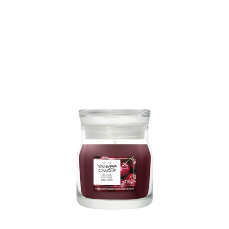 Candela Yankee Candle Black Cherry piccola in giara di vetro con etichetta frontale.