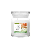 Candela Yankee Candle Blooming Love media in giara di vetro.