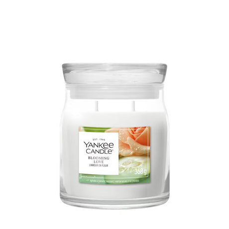 Candela Yankee Candle Blooming Love media in giara di vetro.