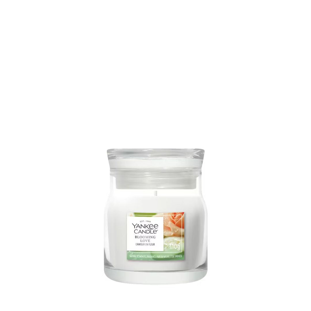 Candela Yankee Candle Blooming Love piccola in giara di vetro.
