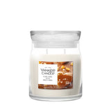 Candela Yankee Candle Caramel Kiss media in giara di vetro.