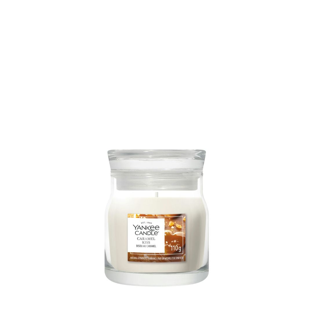 Candela Yankee Candle Caramel Kiss piccola in giara di vetro.