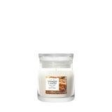 Candela Yankee Candle Caramel Kiss piccola in giara di vetro.