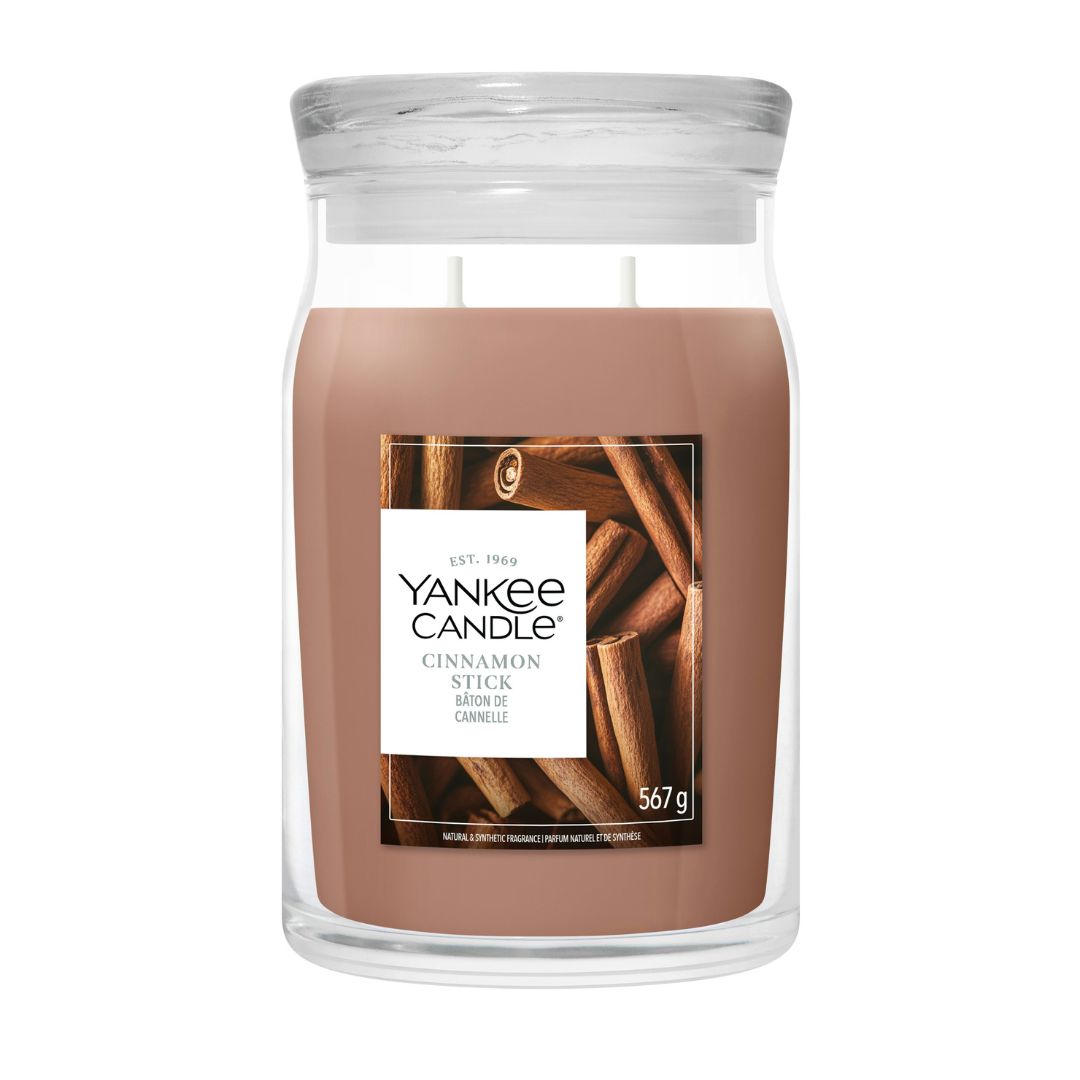 Candela Yankee Candle Cinnamon Stick grande in giara di vetro con etichetta frontale.