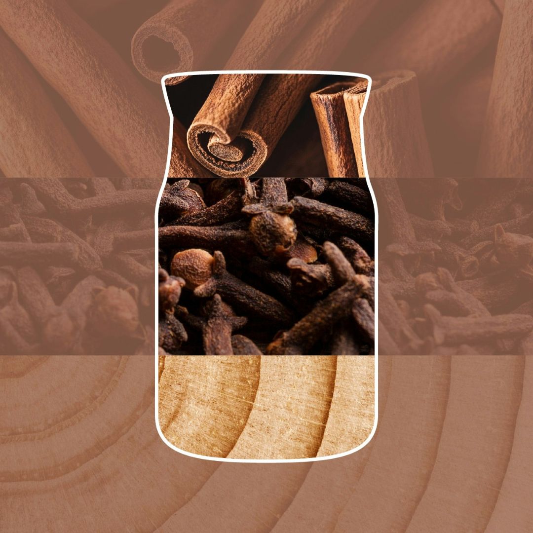 Collage con bastoncini di cannella, chiodi di garofano e legno chiaro che richiamano la profumazione della candela.