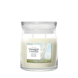 Candela Yankee Candle Clean Cotton media in giara di vetro con etichetta frontale.