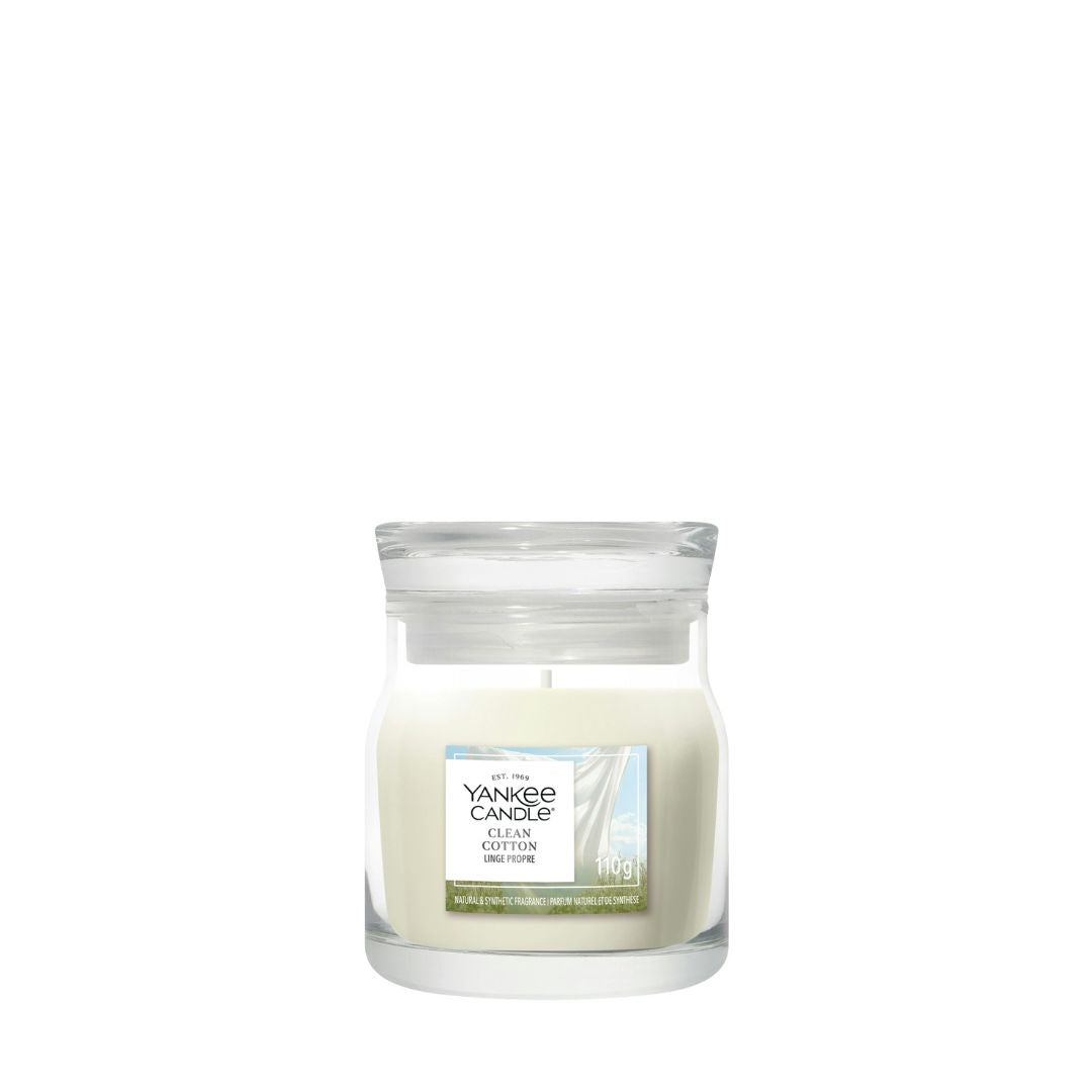 Candela Yankee Candle Clean Cotton piccola in giara di vetro con etichetta frontale.