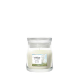 Candela Yankee Candle Clean Cotton piccola in giara di vetro con etichetta frontale.