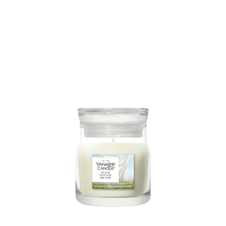 Candela Yankee Candle Clean Cotton piccola in giara di vetro con etichetta frontale.