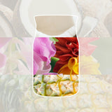 Collage con cocco, fiori tropicali e ananas che richiamano la profumazione della candela.