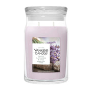 Candela Yankee Candle Dried Lavender & Oak grande in giara di vetro.