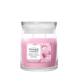 Candela Yankee Candle Enchanting Cherry Blossoms media in giara di vetro.