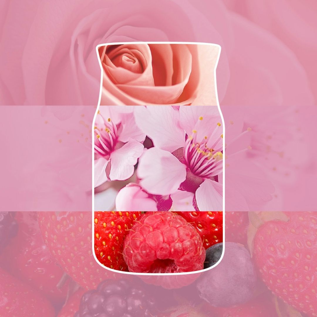 Collage con rosa rosa, fiori di ciliegio e frutti rossi che richiamano la profumazione della candela.