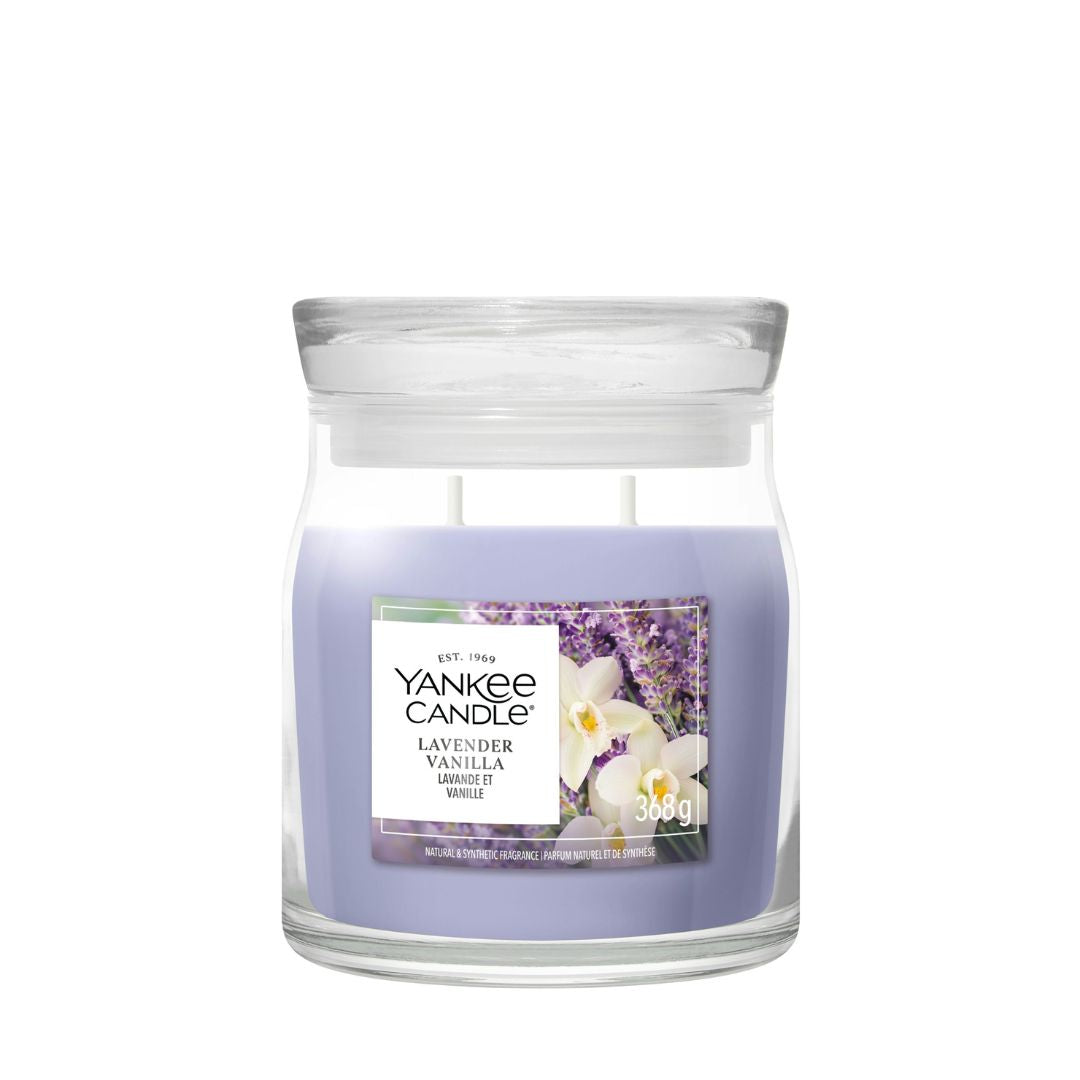 Candela Yankee Candle Lavender Vanilla media in giara di vetro.