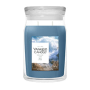 Candela Yankee Candle Ocean Air grande in giara di vetro con etichetta.