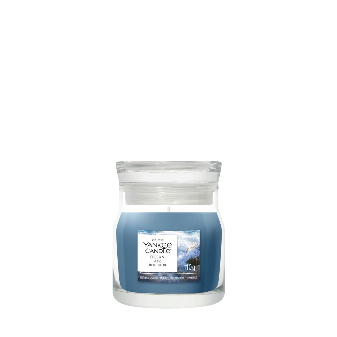 Candela Yankee Candle Ocean Air piccola in giara di vetro con etichetta.