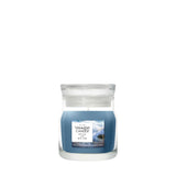 Candela Yankee Candle Ocean Air piccola in giara di vetro con etichetta.